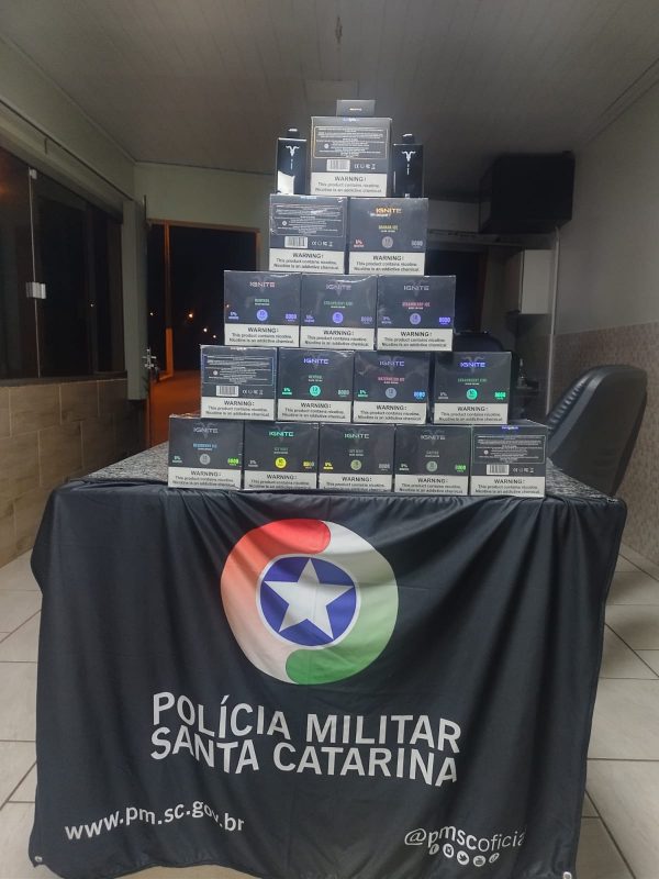 Foram apreendidos cerca de 150 unidades de cigarros eletrônicos