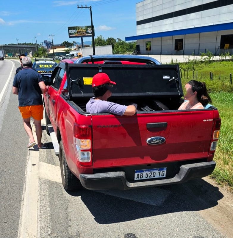 Picape parada pela PRF com duas pessoas na caçamba