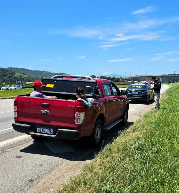 Picape parada pela PRF com duas pessoas na caçamba