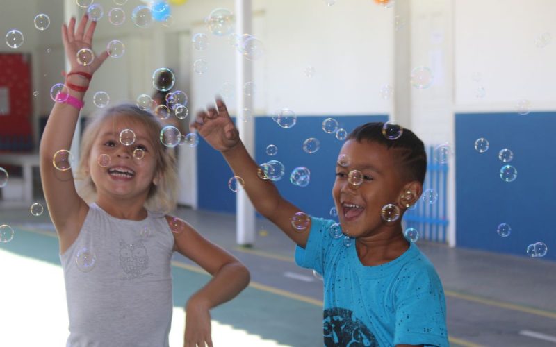 Crianças brincando nos polos de férias de Balneário Camboriú