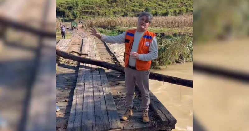 Prefeito de Orleans em uma das pontes afetadas pelas fortes chuvas 