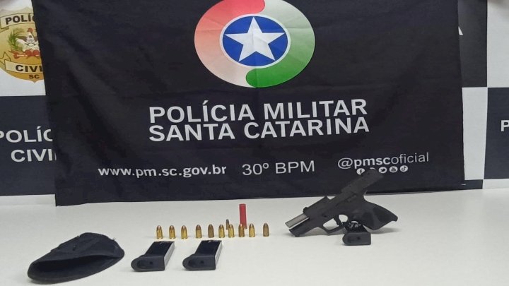 As armas foram apreendidas quando o motorista fazia uma entrega a um estabelecimento comercial. 