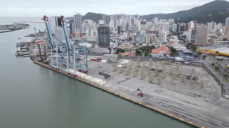 Itaja&iacute;: parado e h&aacute; mais de 13 meses sem opera&ccedil;&atilde;o de cont&ecirc;ineres – Foto: Arquivo ND