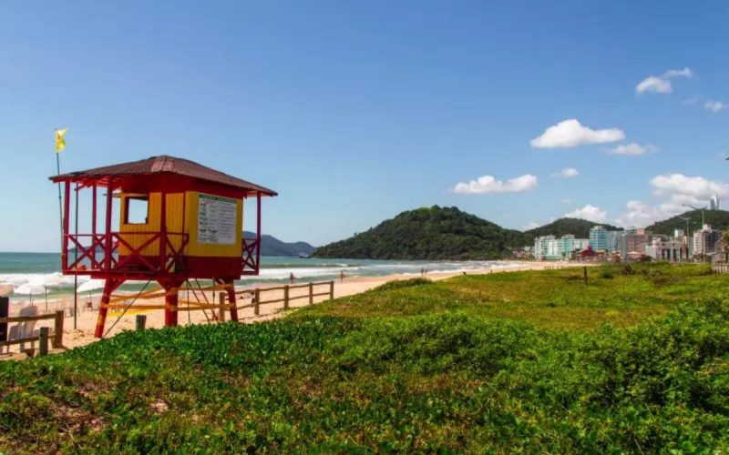 Postos guarda-vidas em praia de Santa Catarina