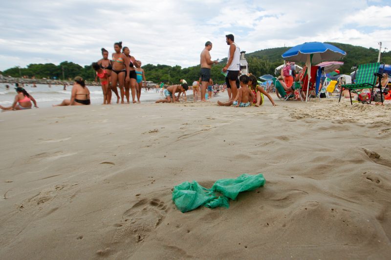 Praias de Florianópolis viram alvo de reclamação; lixo é visto na areia da Barra da Lagoa