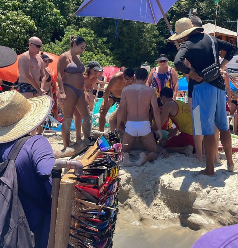 Guarda-vidas tentam reanimar v&iacute;tima – Foto: Tais Schaffer/Divulga&ccedil;&atilde;o/ND