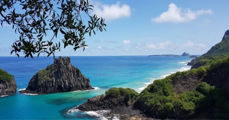 Vista paradisíaca da praia do sancho em Fernando de Noronha