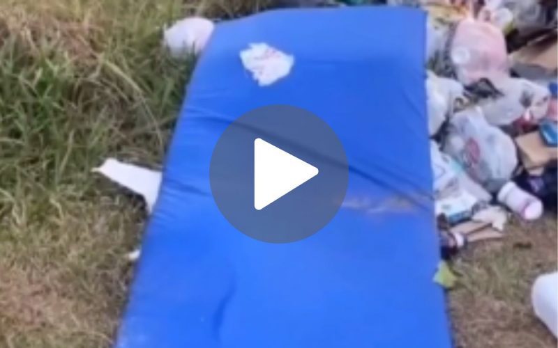 Frame de vídeo que mostra a Praia Grossa, em Itapema, coberta de lixo