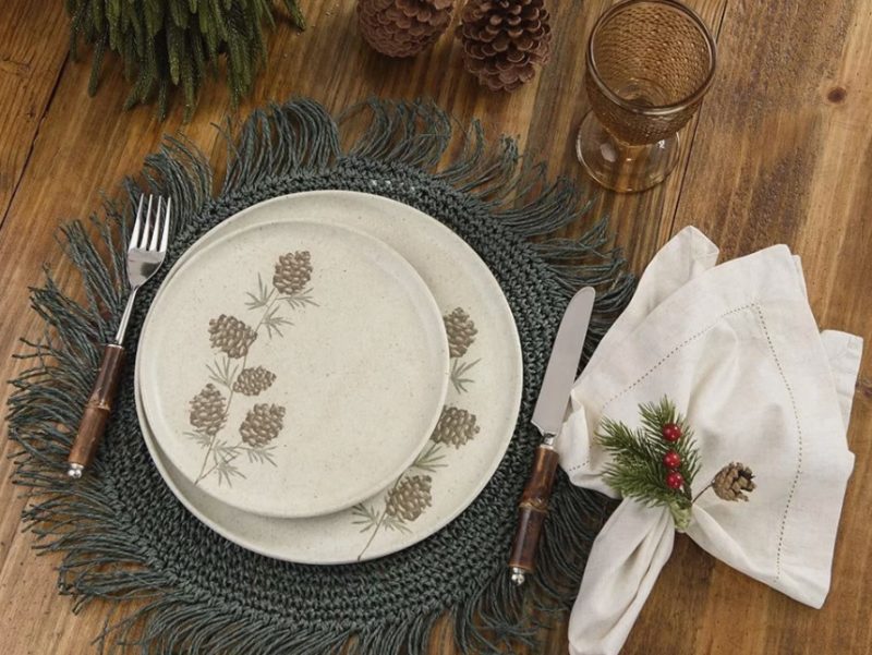 Prato raso copa e Cia Aquarelle de cer&acirc;mica pinhas natal – Foto: Foto: divulga&ccedil;&atilde;o/Copa e Cia