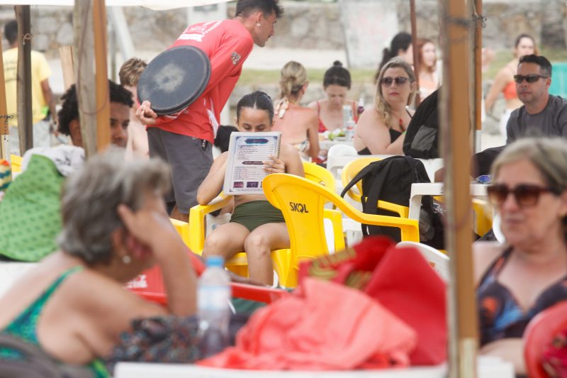 Lotadas, praias de Florianópolis têm grande variação de preços em diferentes restaurantes e quiosque espalhado pela areia