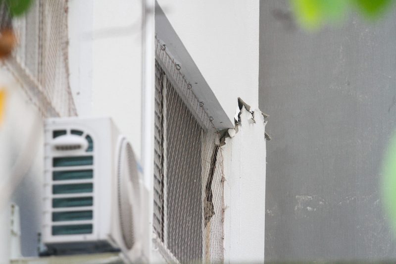 Rachadura em parede branca de prédio em Florianópolis