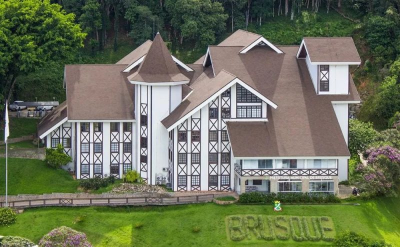 Empresário que recebeu sem prestar serviço vai ressarcir prefeitura