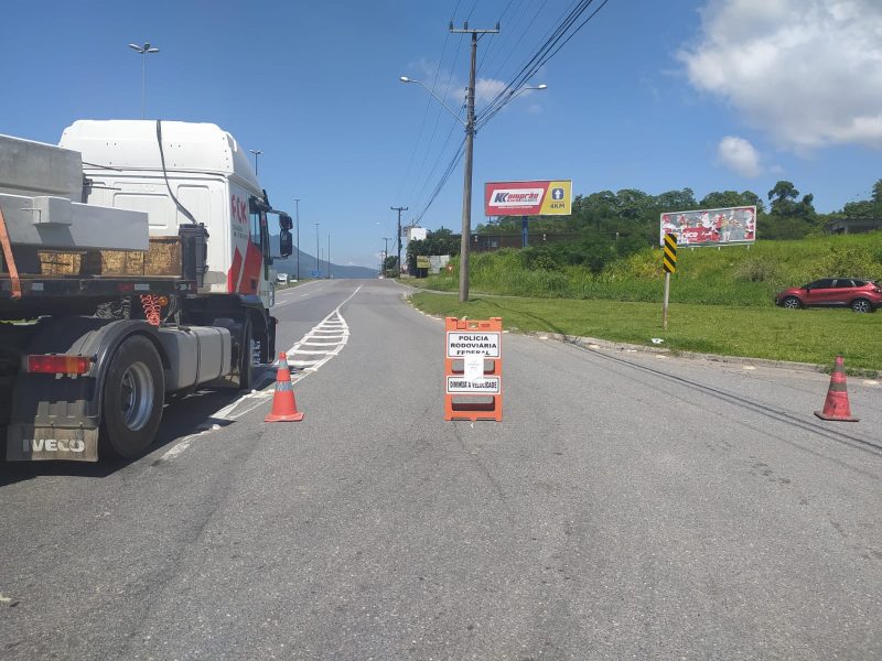 Devido ao rompimento de uma adutora que abastece a cidade de Guaramirim, o km 52,3 da BR-280 foi interditado