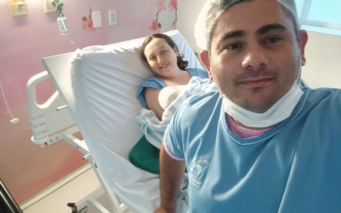 Vinícius e Milena após o nascimento do bebê Bernardo, em Balneário Camboriú