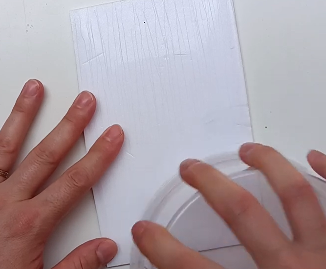 Duda mostra a construção completa do efeito de madeira - Foto: Dudamanualidades/Reprodução/ND