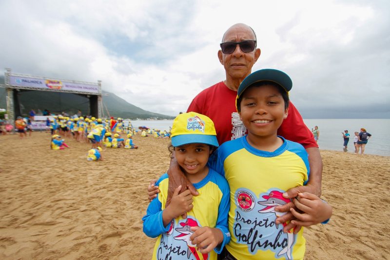 Evaldo e os netos Monise e Arthur – Foto: Leo Munhoz/ND