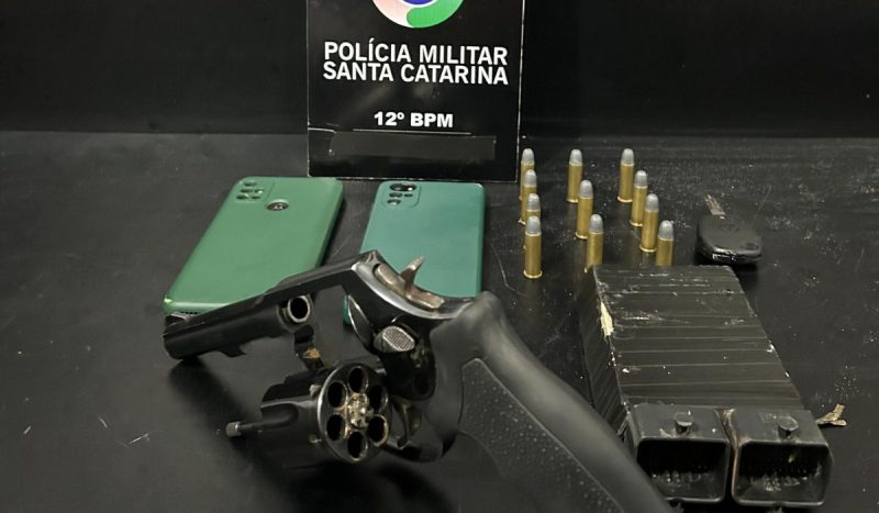 Uma arma e muni&ccedil;&otilde;es foram encontradas com dois dos suspeitos capturados – Foto: PMSC/Divulga&ccedil;&atilde;o/ND