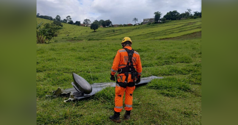 Imagem de resquício da aeronave após a queda do avião