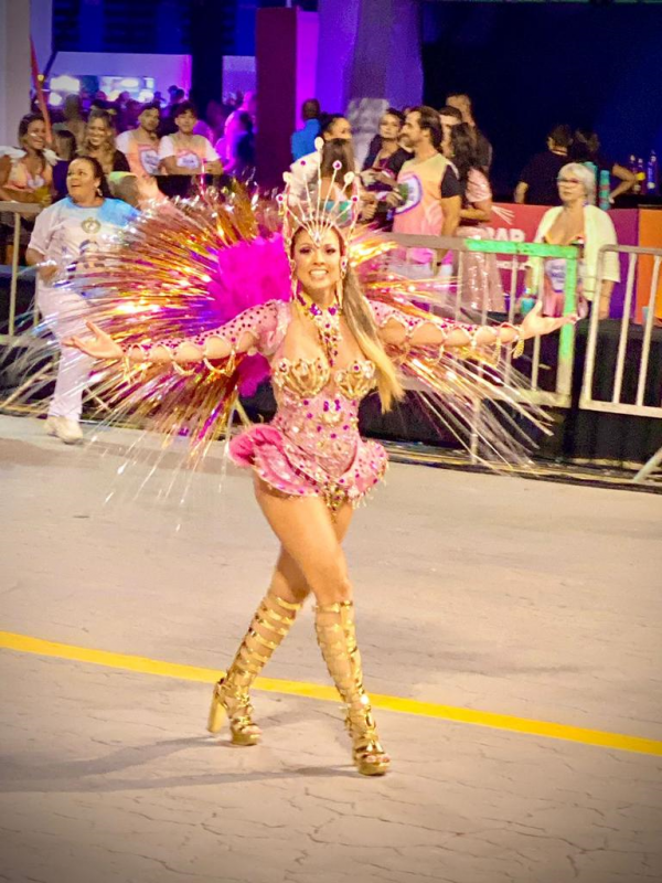 Mary no desfile de 2023, como destaque de ch&atilde;o do enredo campe&atilde;o da UIM – Foto: Arquivo Pessoal/ND