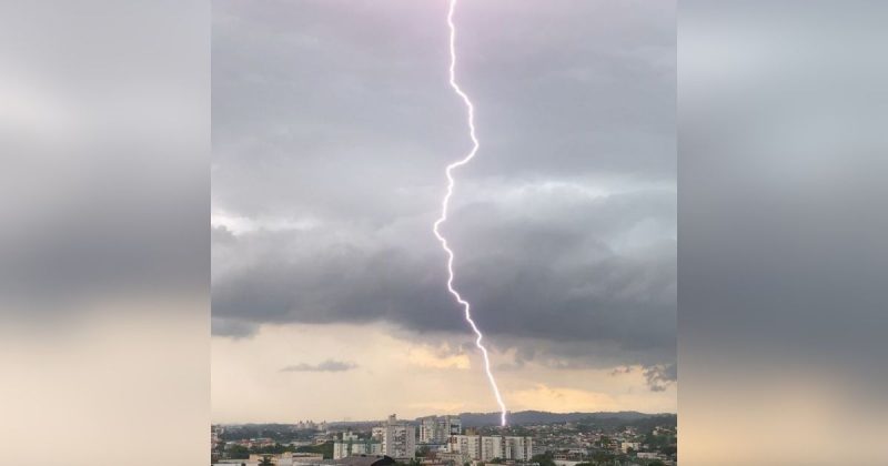 raio atinge criciúma na tarde desta segunda-feira (29)