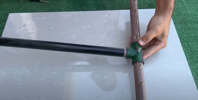 Por meio de um vídeo, o homem ensinou como fazer o rastelo de forma rápida e simples 