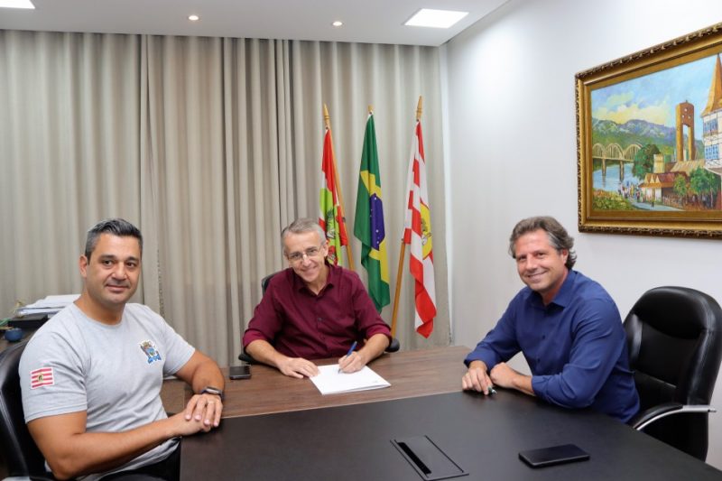 Prefeito M&aacute;rio Hildebrandt sancionou no gabinete a lei nesta ter&ccedil;a-feira (23) – Foto: Eraldo Schnaider/Reprodu&ccedil;&atilde;o/ND