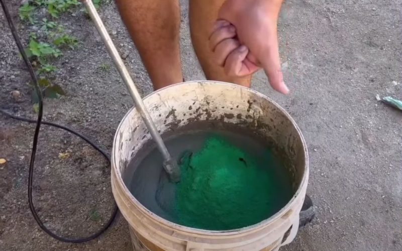 Frame de vídeo em que pedreiro ensina a fazer um reboco somente com argamassa