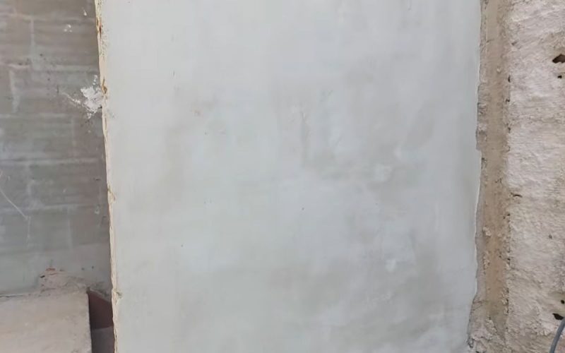 Frame de vídeo em que um pedreiro ensina a preparar um reboco sem utilizar areia e cimento