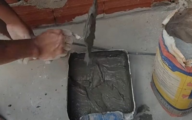 Frame de vídeo em que um pedreiro ensina a preparar um reboco sem utilizar areia e cimento