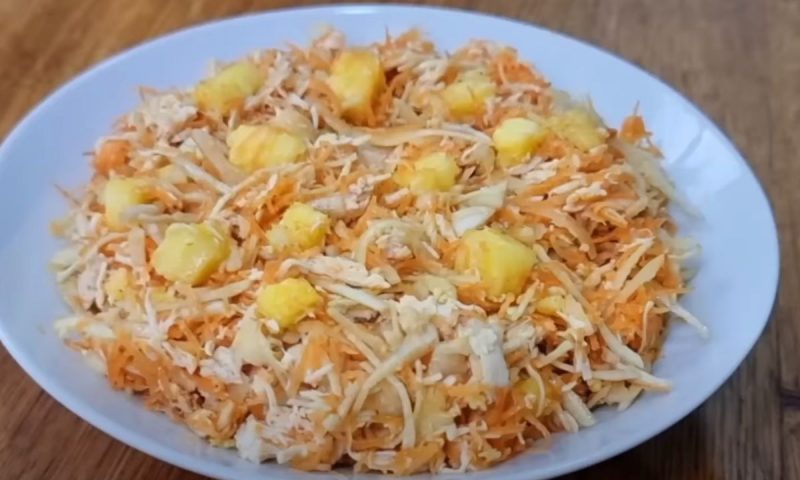 Salada tem um toque de agridoce, com abacaxi em cubos – Foto: Reprodu&ccedil;&atilde;o