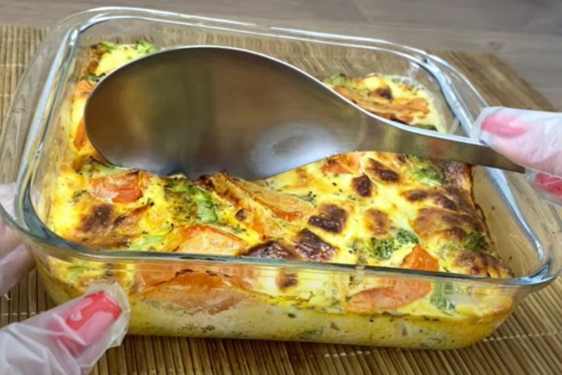 Receita de janta saudável leva apenas 5 ingredientes. Na imagem, youtuber corta a torta com uma colher