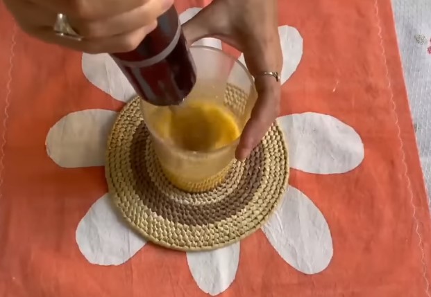 Base da receita mistura tr&ecirc;s ovos, sal e ricota – Foto: Reprodu&ccedil;&atilde;o/YouTube/ND