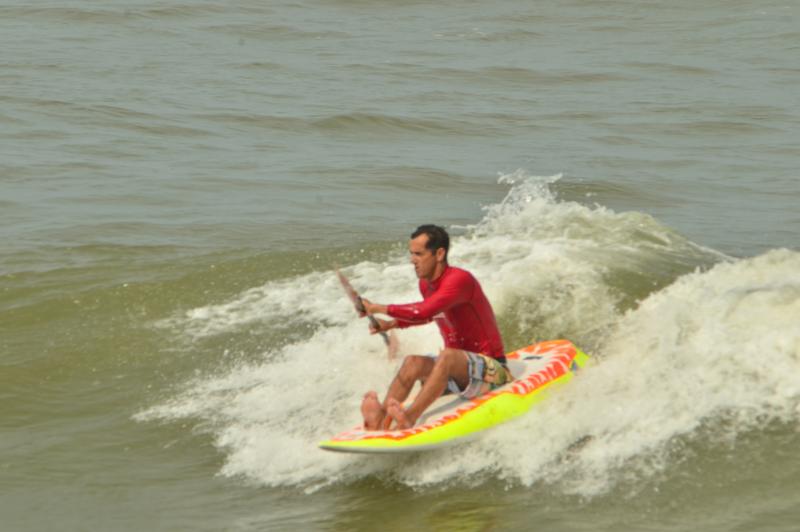 Homem praticando caiaque em Itajaí