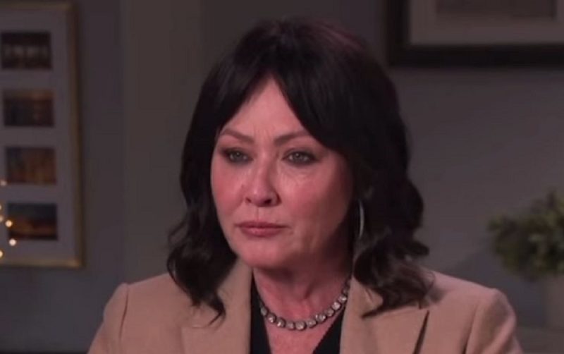 na foto aparece a atriz Shannen doherty durante entrevista na tv americana