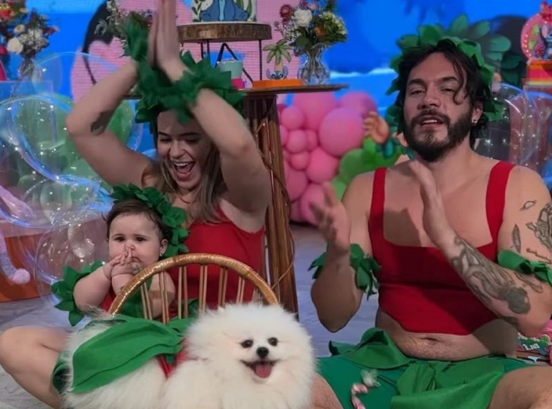 Viih Tube e Eliezer surgiram vestidos à caráter em festa temática para a filha Lua
