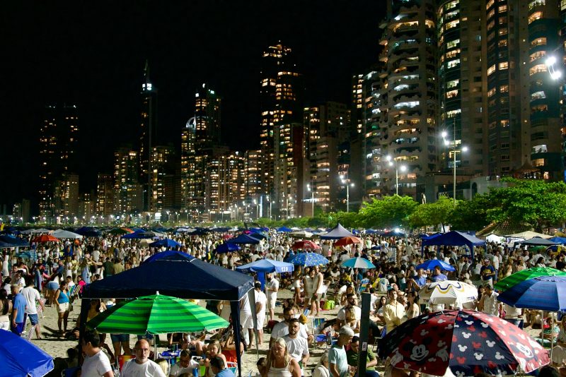 Imagem mostra praia Central no Ano-Novo em Balneário Camboriú