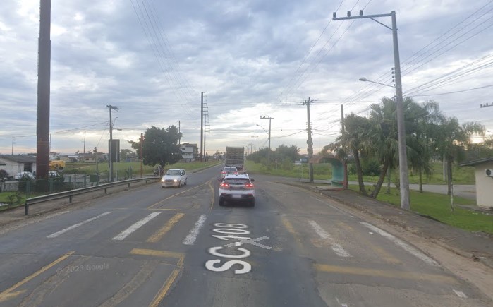 Foragido estava no acostamento de uma rodovia pedindo carona – Foto: Google Street View/ND