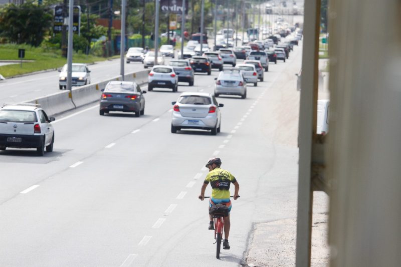 Rodovia SC-401 sentido bairro tem faixa da direita interditad