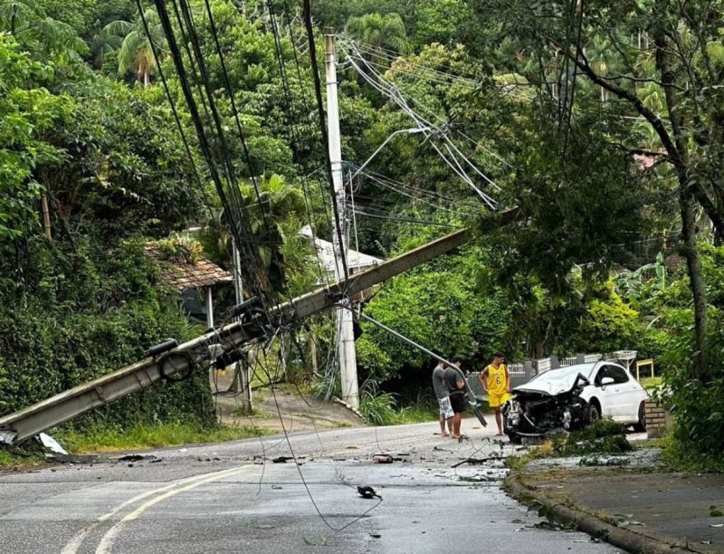 Queda de poste interditou via – Foto: GMF/Divulga&ccedil;&atilde;o/ND