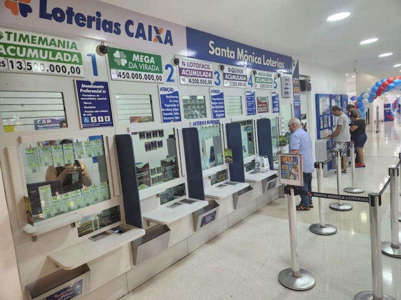 Apostadores jogam na Mega-Sena na lotérica no bairro Santa Mônica em Florianópolis