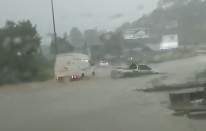 Temporal iniciou no meio da tarde desta quinta-feira (11) e deixou diversos pontos da cidade completamente alagados