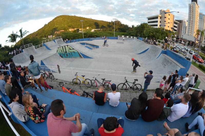 Conheça 7 esportes para praticar no verão em Itajaí, na água e na terra