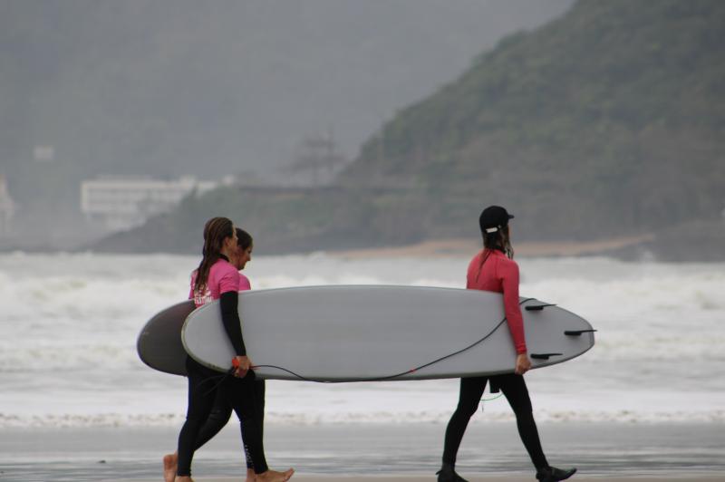 Pessoas praticando Stand Up Paddle em Itajaí