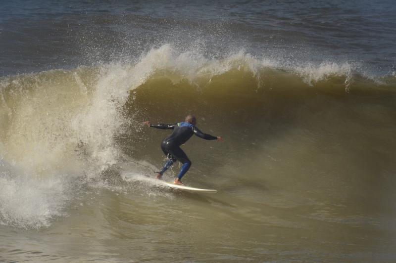 Homem praticando surfe em Itajaí