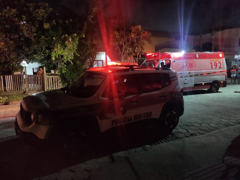 Imagem mostra viatura em frente a casa de suspeito de estupro e roubos em Itajaí