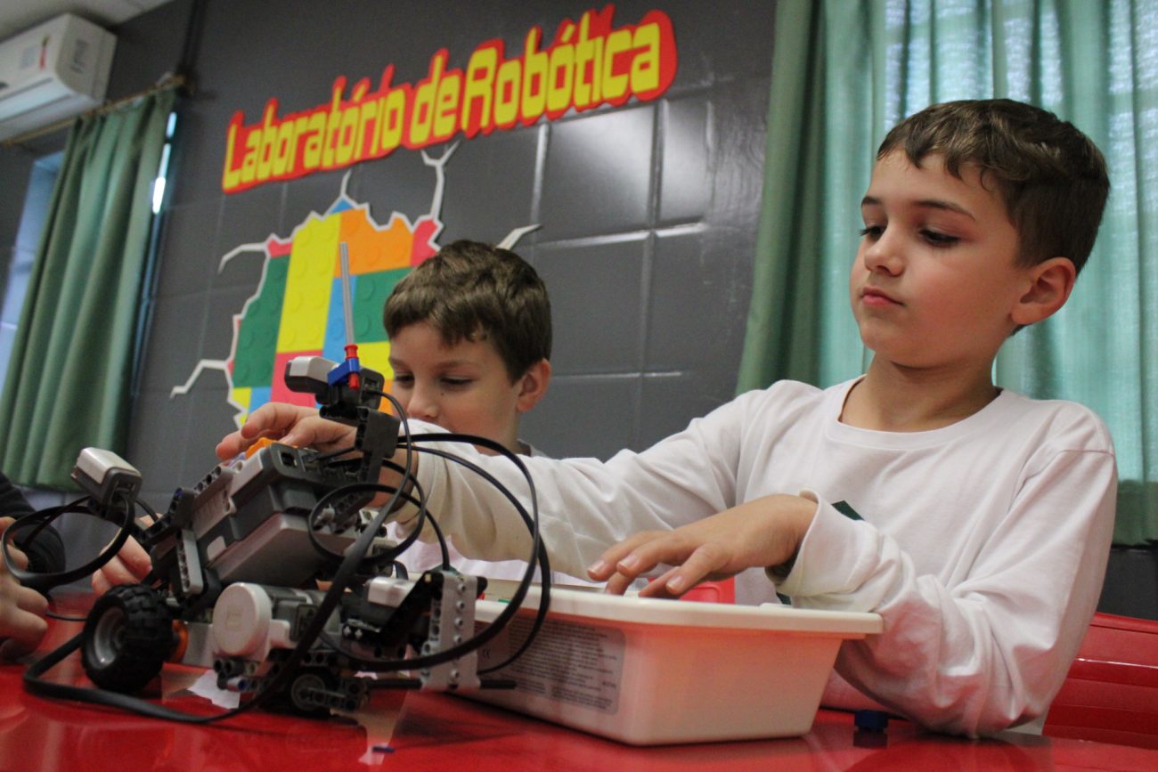 Por meio da metodologia Maker, crianças e adolescentes incorporam criatividade e tecnologia, transformando ideias em realizações tangíveis - Satc/Divulgação