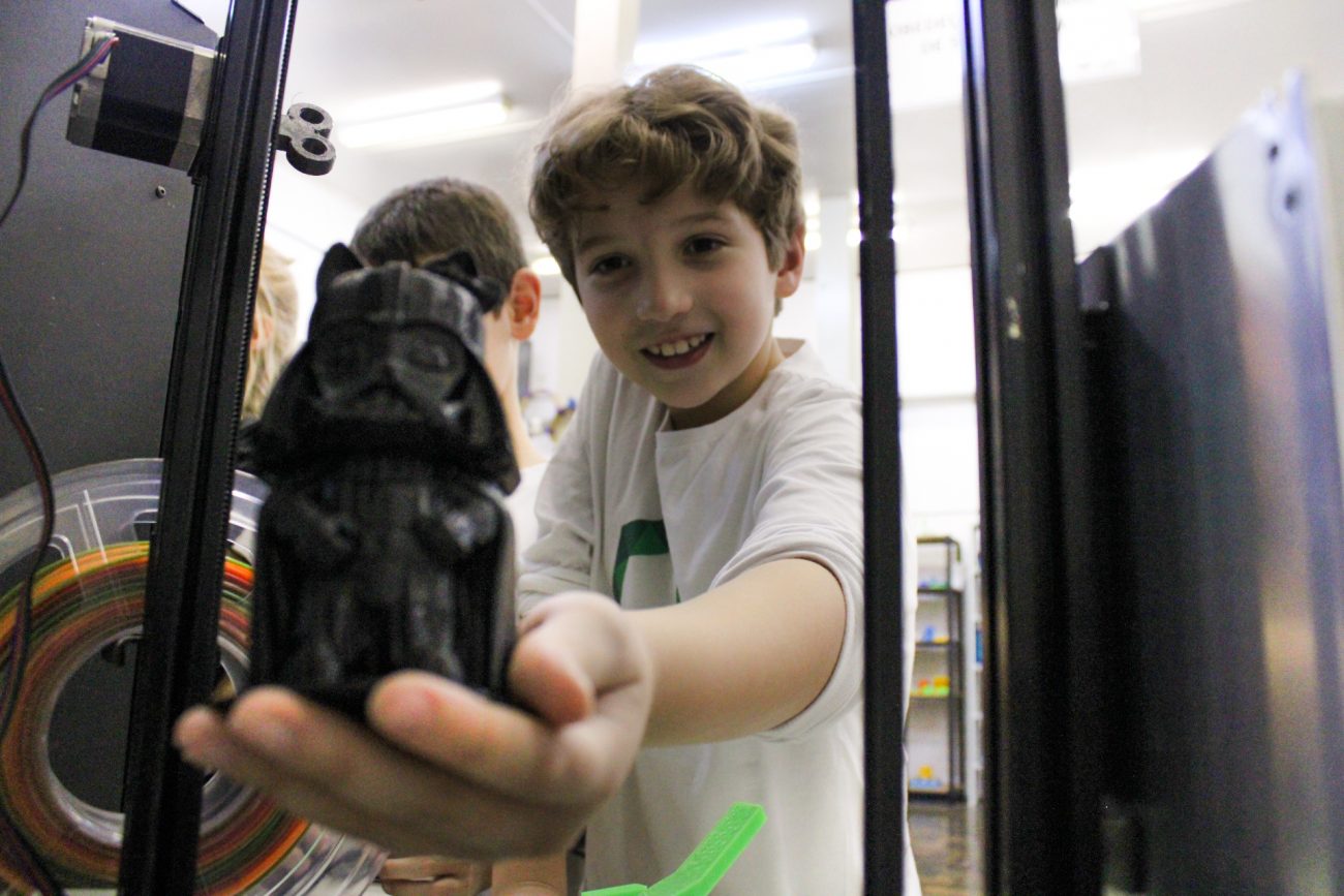 Por meio da metodologia Maker, crianças e adolescentes incorporam criatividade e tecnologia, transformando ideias em realizações tangíveis - Satc/Divulgação