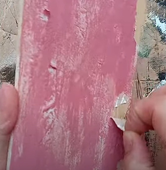 Duda finalizou as quatro técnicas mostrando como o processo é simples para criar um efeito amadeirado - Foto: Dudamanualidades/Reprodução/ND