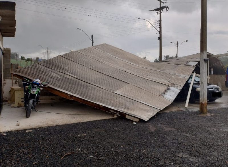 Telhado desabou na cidade de Xanxerê, devido o temporal