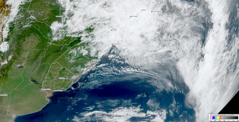 Na quinta-feira (15) a frente fria se afasta do Estado, mas a influência de uma área de baixa pressão mantém a condição para temporais entre o Grande Oeste e os planaltos. &#8211; Foto: Foto: Meteorologista Piter Scheuer/Divulgação/ND
